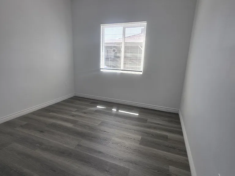 Roxbury Dr — Photo 15