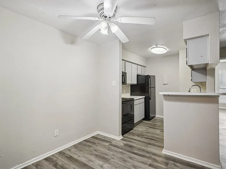 Porterwood Apartments — Photo 33