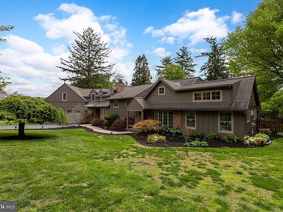 5th image of 1324 College Hill Dr