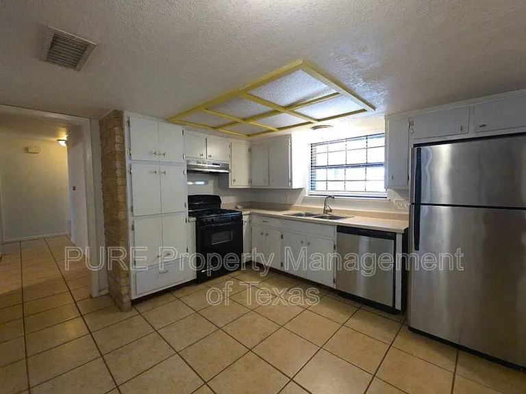 3000 Lakeside Dr — Photo 15