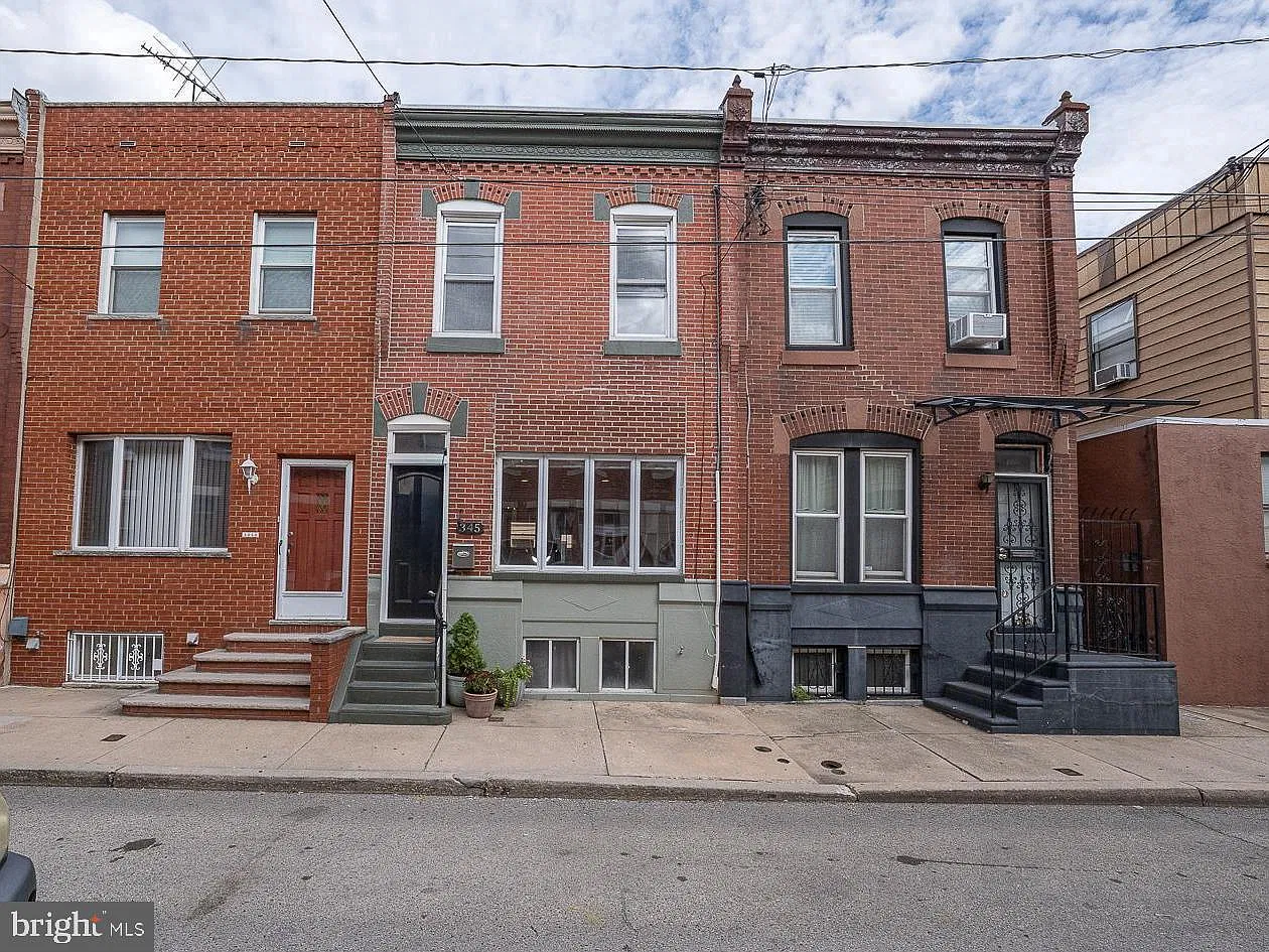 3 bed, 1.0 bath, 1056 sqft, $1,900 — Photo 2