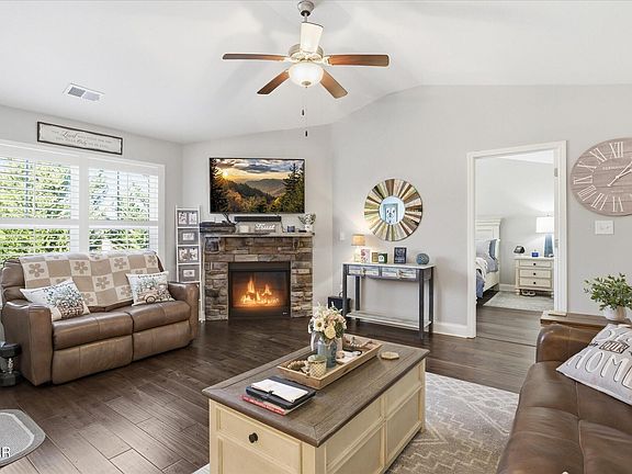 3rd image of 422 Larkspur Way