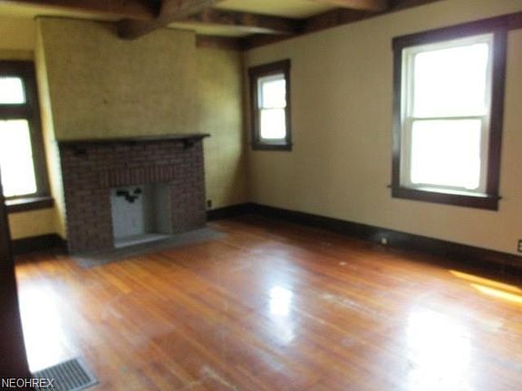 5th image of 186 College St