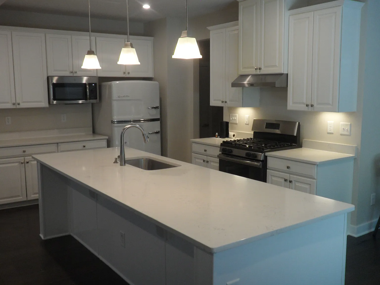 3 bed, 2.5 bath, 2424 sqft, $2,450 — Photo 3