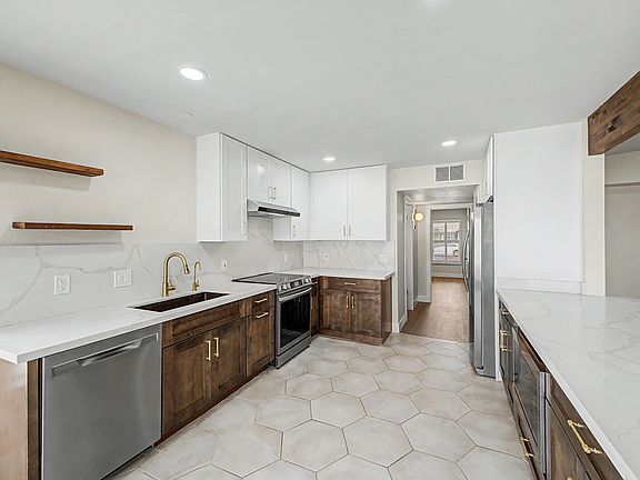 3rd image of 3922 E Larkspur Dr