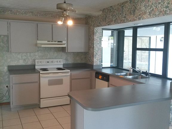 3rd image of 863 SE Carnival Avenue