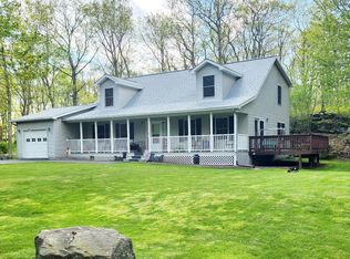 100 Farrier Ln, Hawley, PA 18428