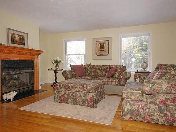 4th image of 15 Tisdale Dr