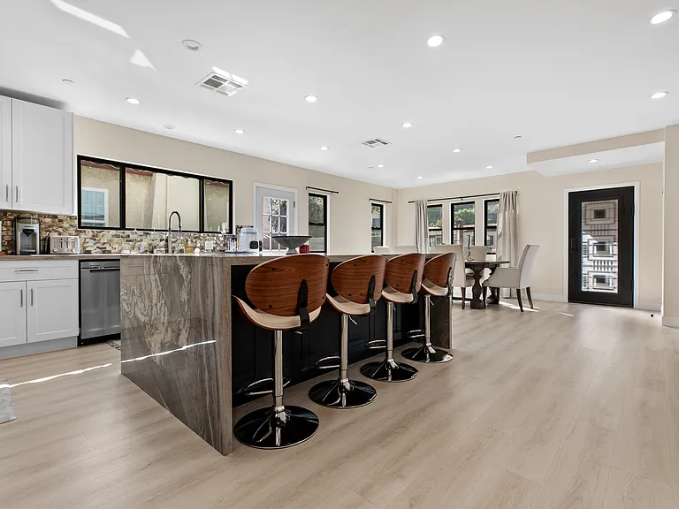 2101 E Glenoaks Blvd — Photo 20