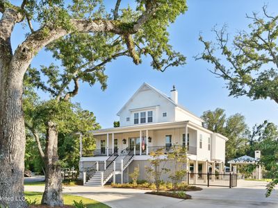 209 Nicholson Ave, Waveland, MS, 39576