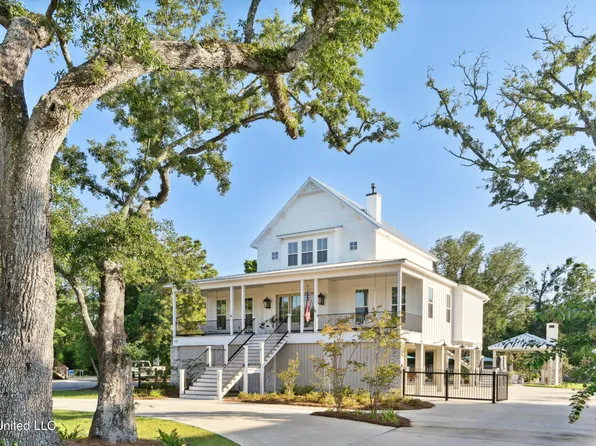 209 Nicholson Ave, Waveland, MS 39576