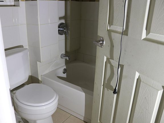 3rd image of 1044 College Ave #2