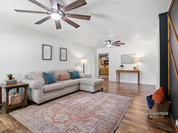 907 E Wichita St, Henrietta, TX 76365