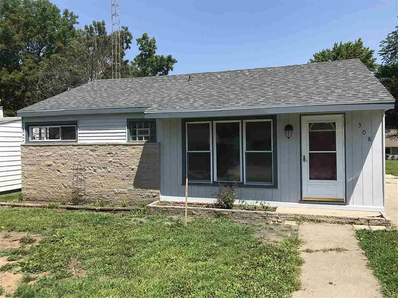 308 E Sycamore St photo 1