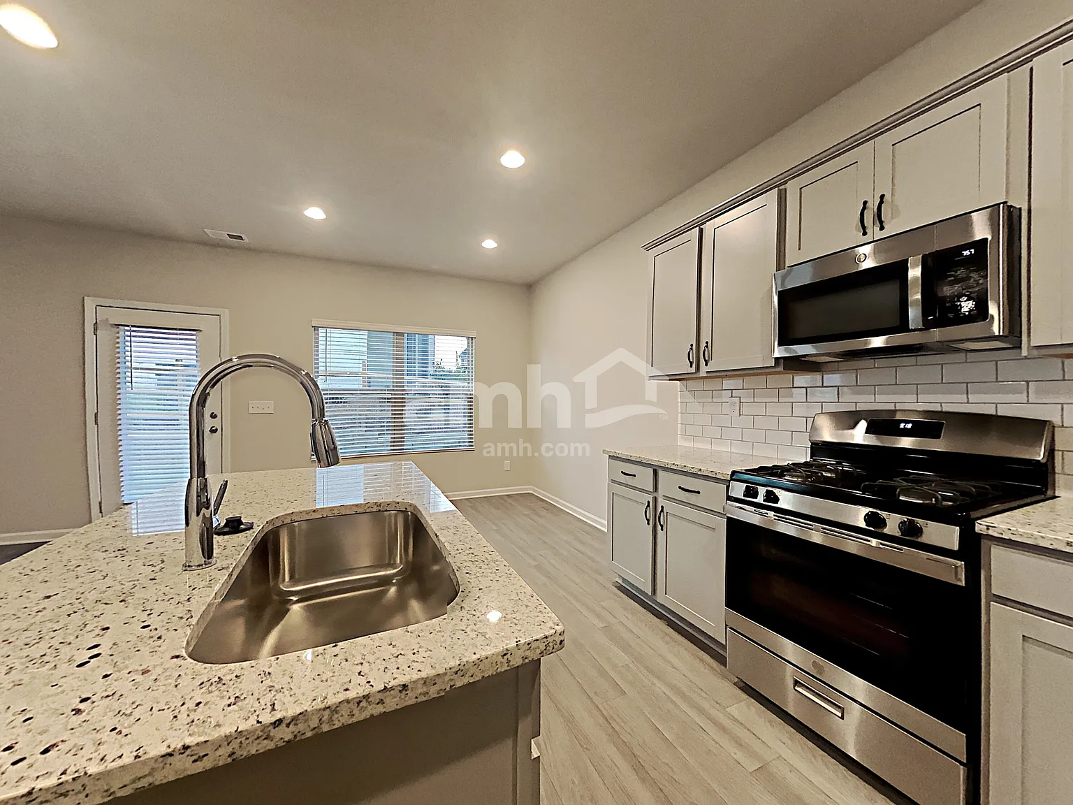 3 bed, 2.5 bath, 1839 sqft, $2,285 — Photo 4