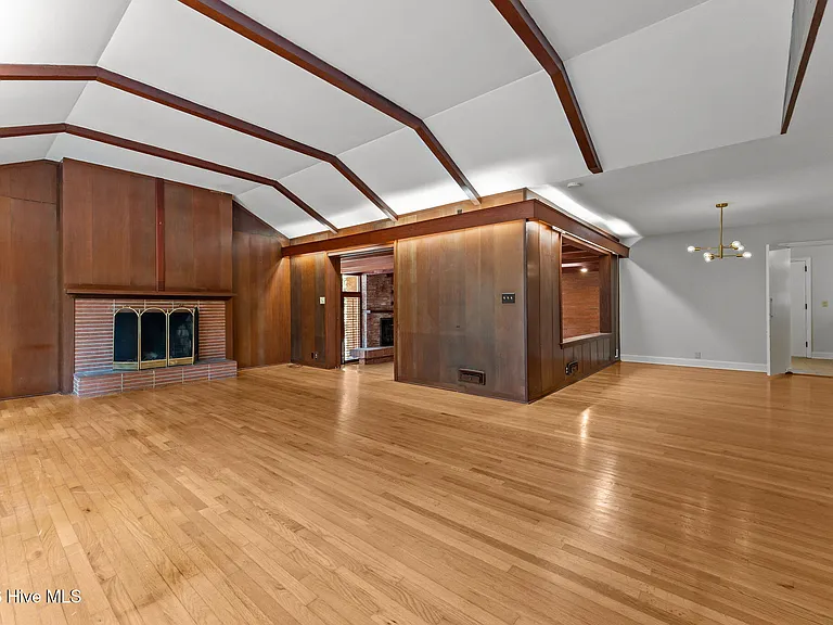 225 Arbutus Rd — Photo 7