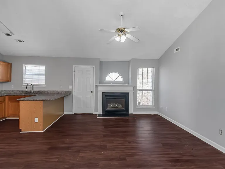 401 Edgewood Dr — Photo 2