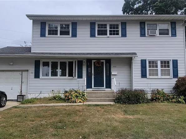 588 N Putnam Avenue, Lindenhurst, NY 11757