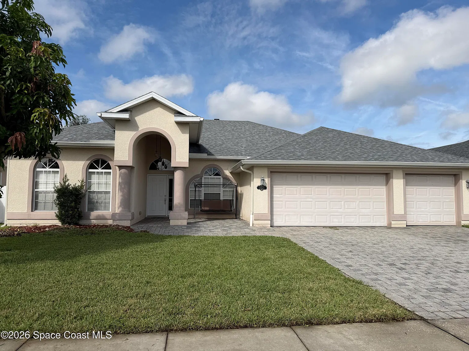 4 bed, 2.0 bath, 2252 sqft, $3,200 — Photo 1