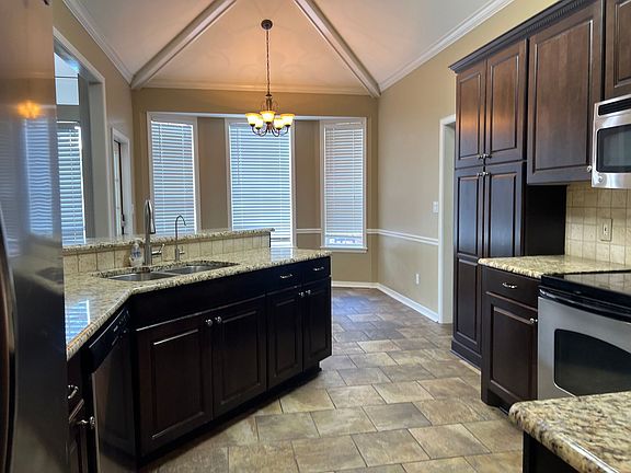 5th image of 402 Weavers Way