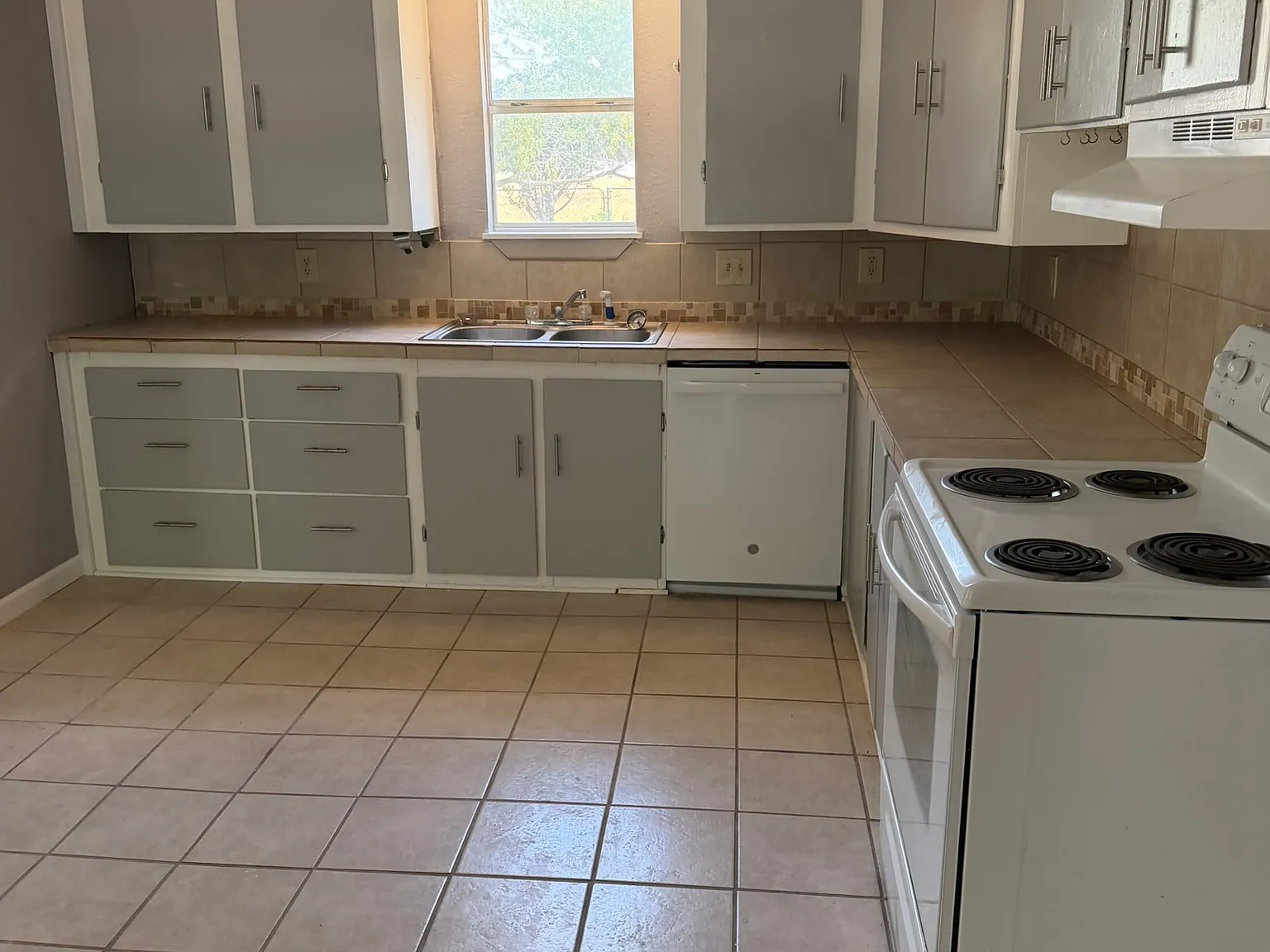 3 bed, 966 sqft, $1,100 — Photo 3