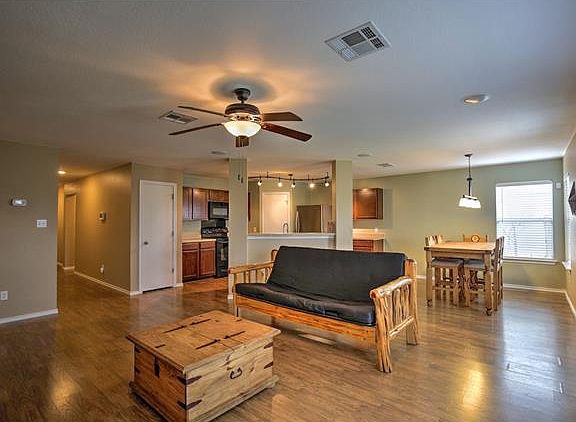 4th image of 303 Almquist St