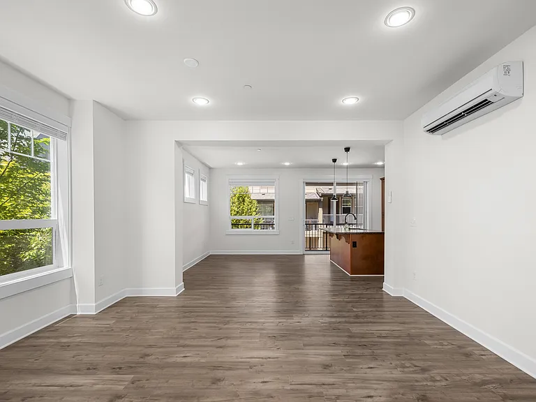 1382 Chelsea Walk NE — Photo 9