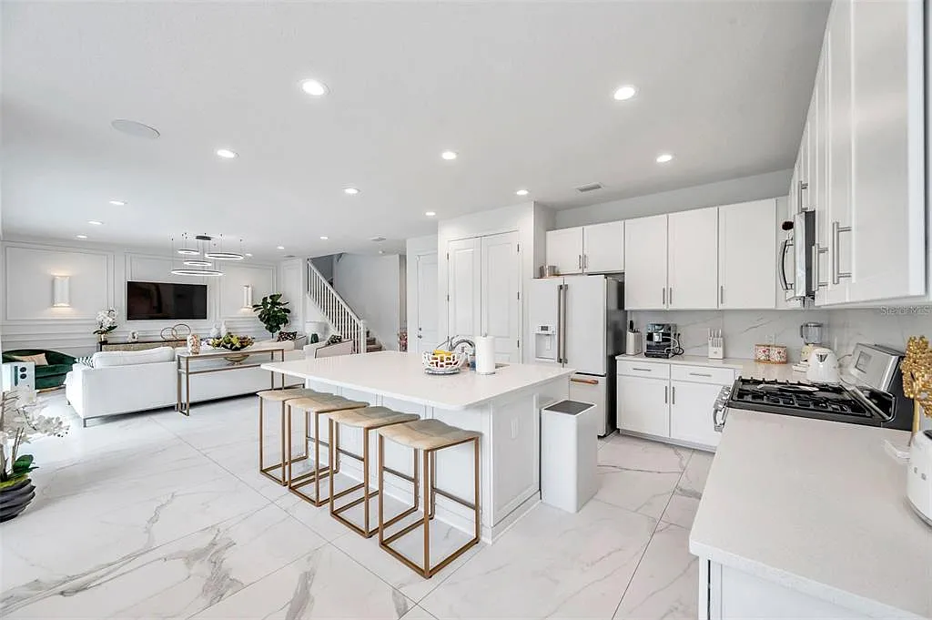 3 bed, 2.5 bath, 2591 sqft, $4,000 — Photo 3