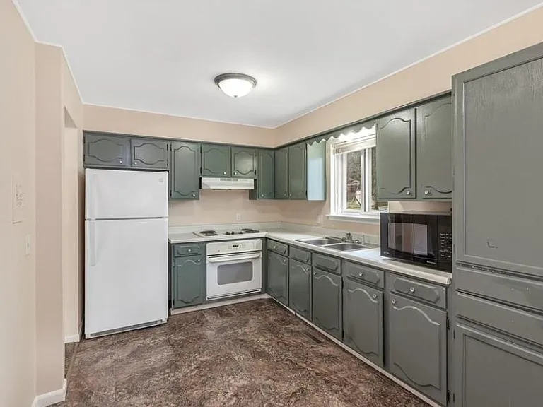 1233 Davis St — Photo 2