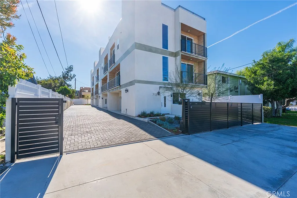 4 bed, 2012 sqft, $5,988 — Photo 1