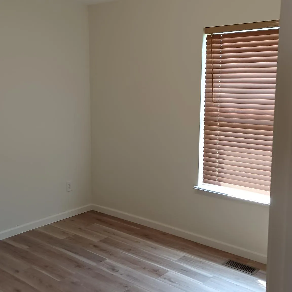 2 bed, 850 sqft, $1,300 — Photo 2