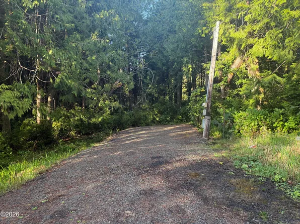 273 NE California St, Yachats, OR 97498