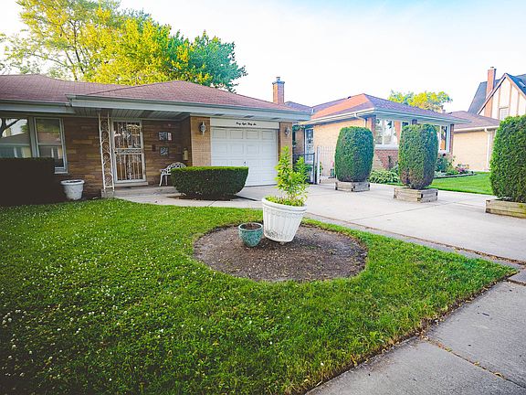 3rd image of 4836 Jarvis Ave