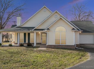 11992 S Cherrywood Dr, Claremore, OK 74017