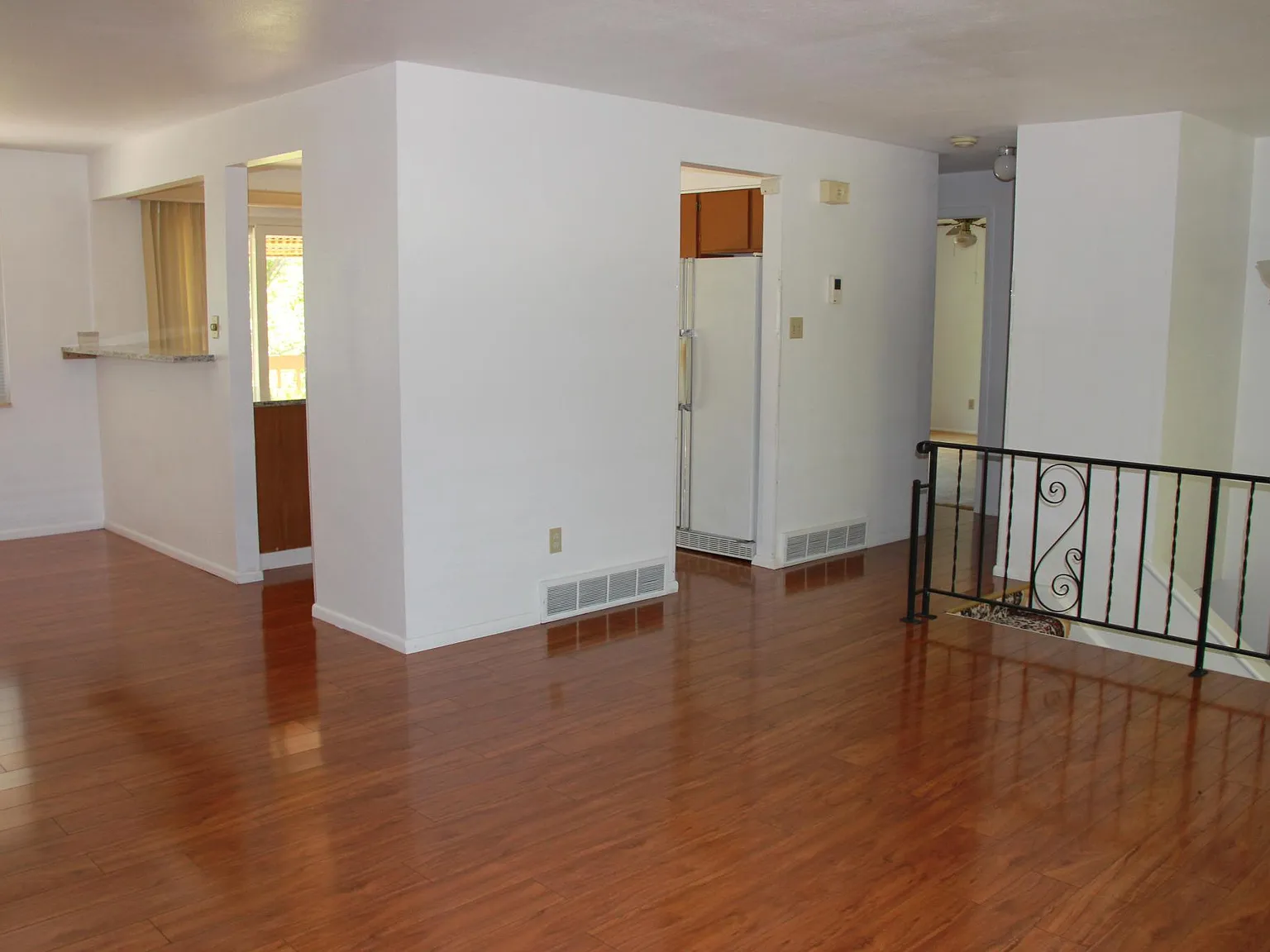 4 bed, 2016 sqft, $3,000 — Photo 2