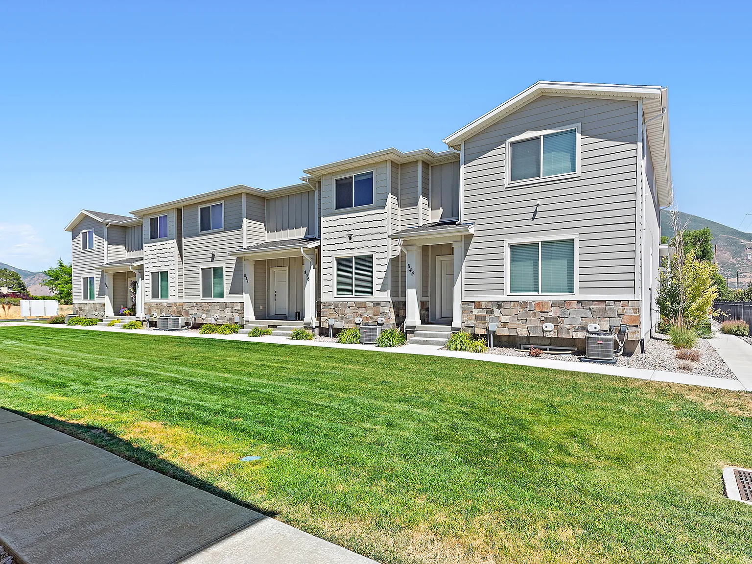3 bed, 2.5 bath, 1885 sqft, $1,995 — Photo 2