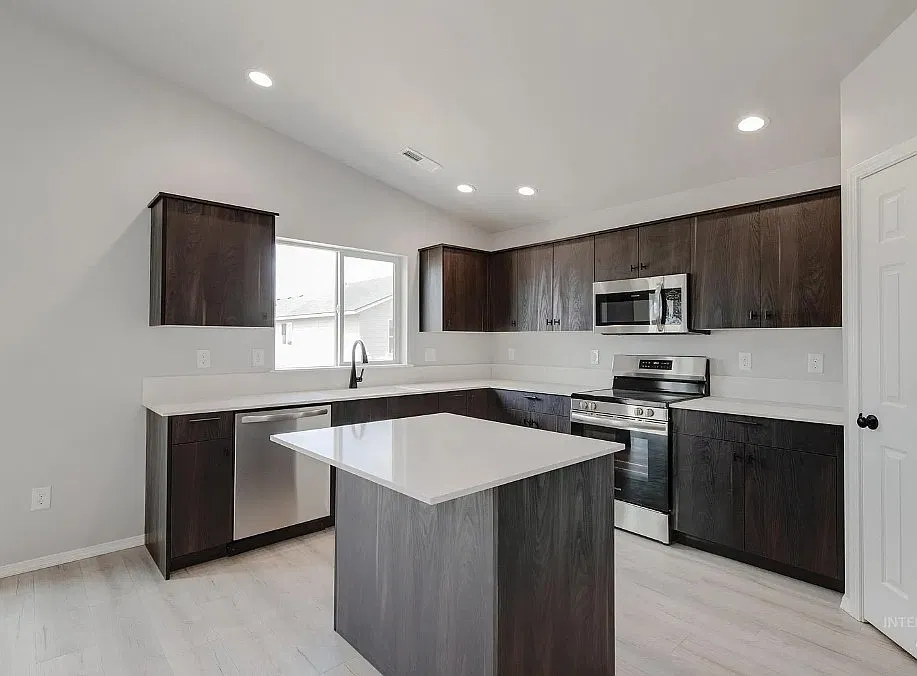 1669 Southwest Pegasus Peak Ave - - — Photo 3