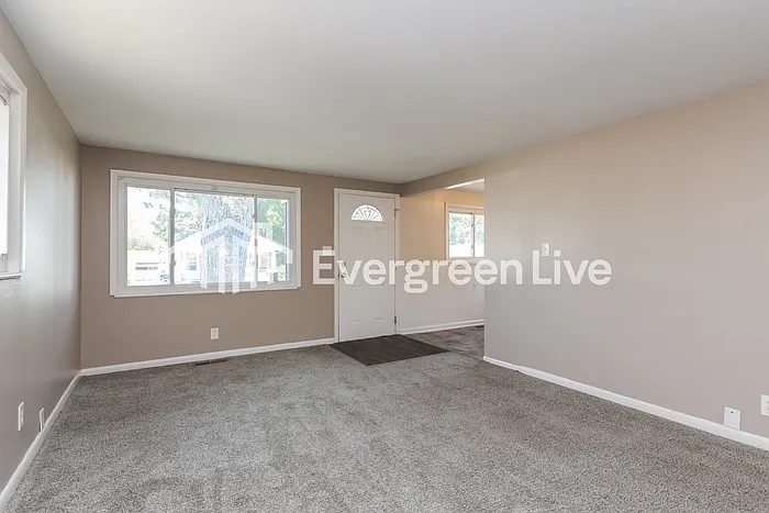 4 bed, 1.0 bath, 938 sqft, $1,245 — Photo 4