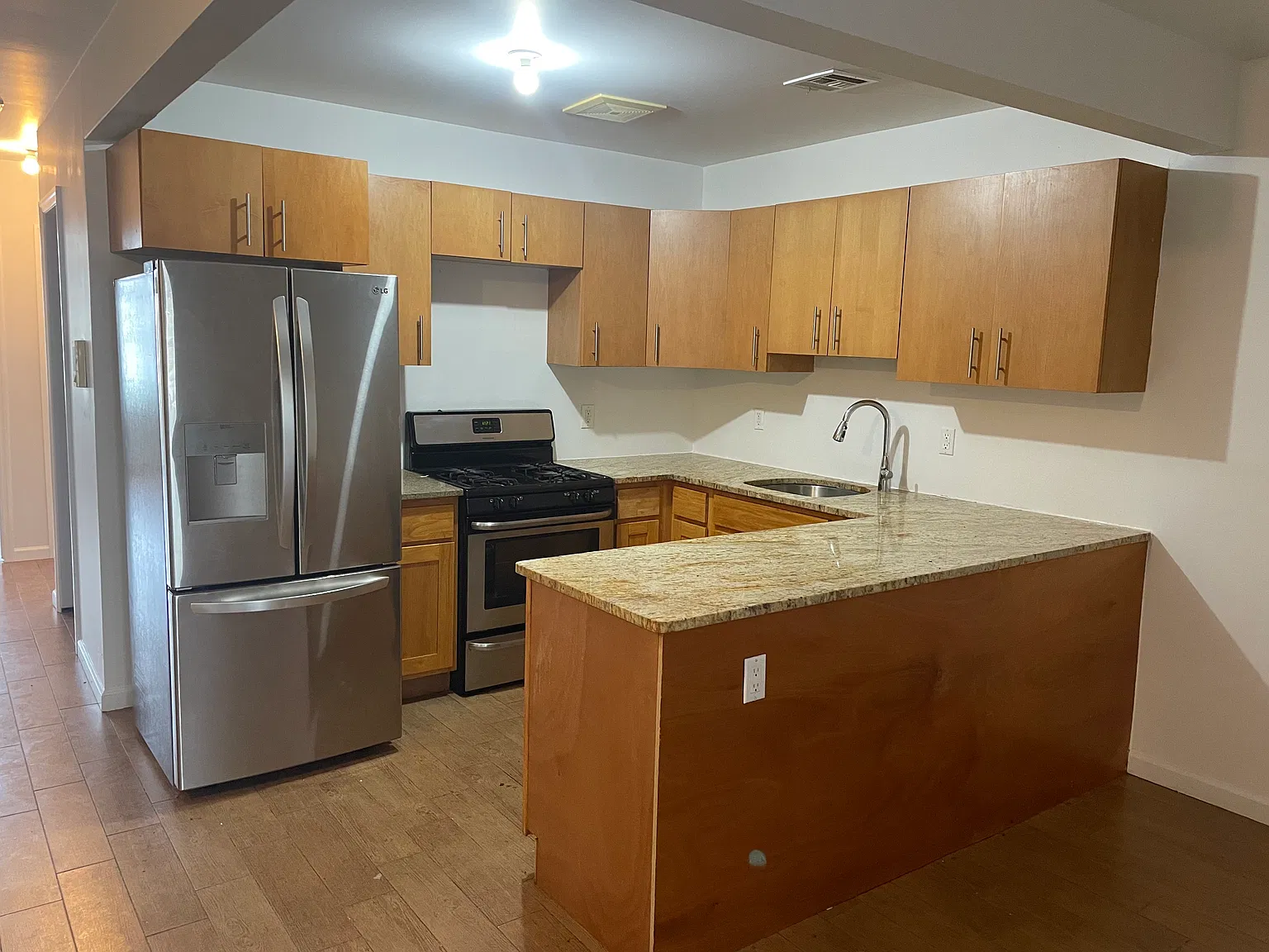 2 bed, 1.5 bath, 950 sqft, $2,600 — Photo 2