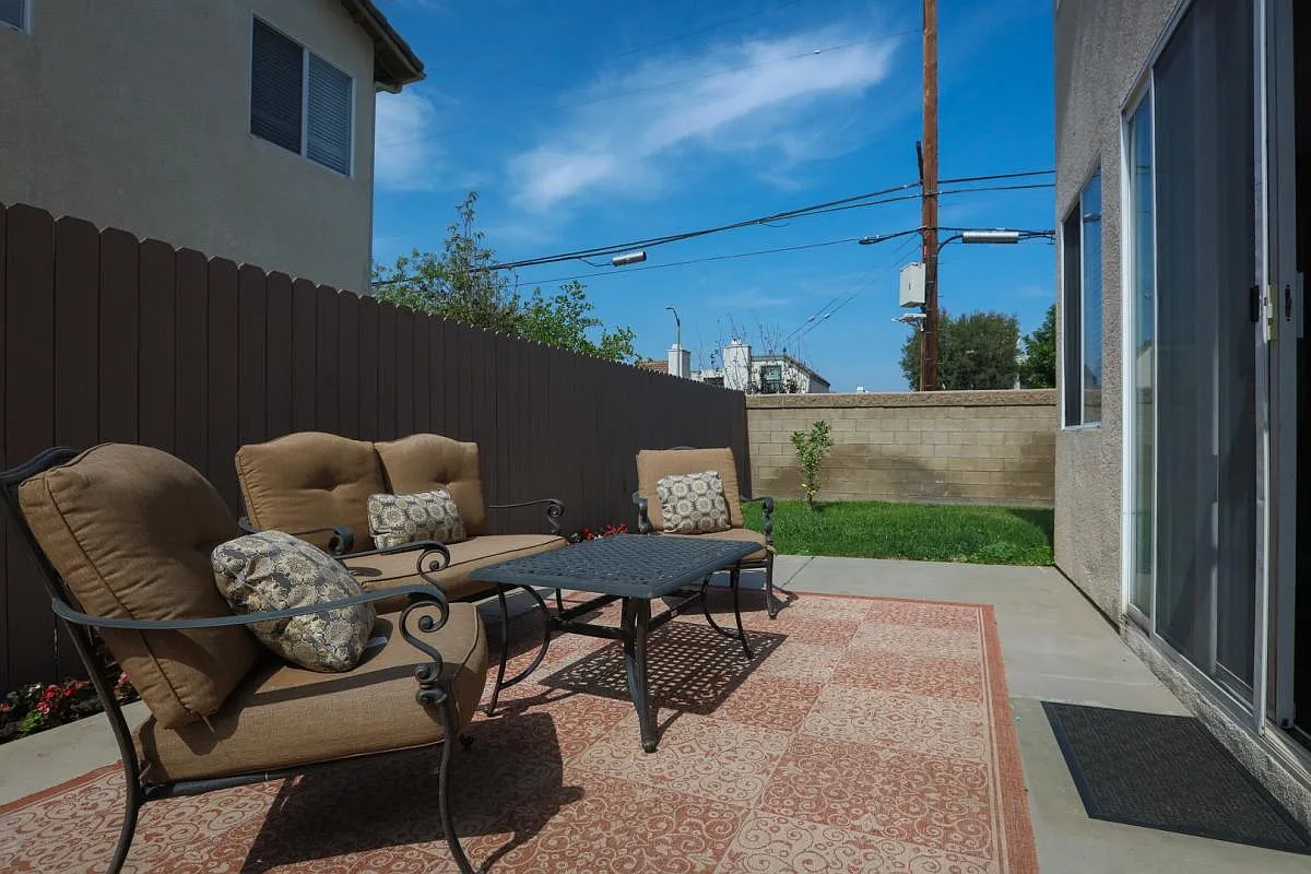 4 bed, 2.5 bath, 1900 sqft, $4,695 — Photo 3