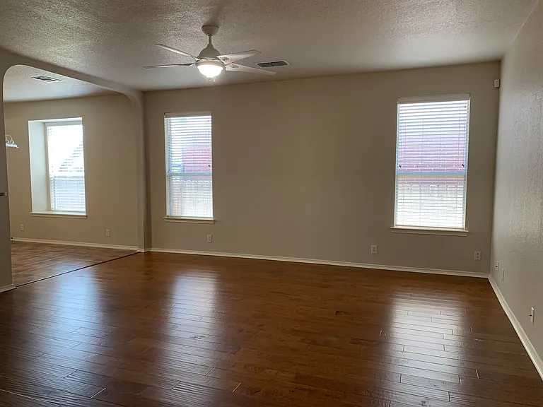 Living Room (facing side)