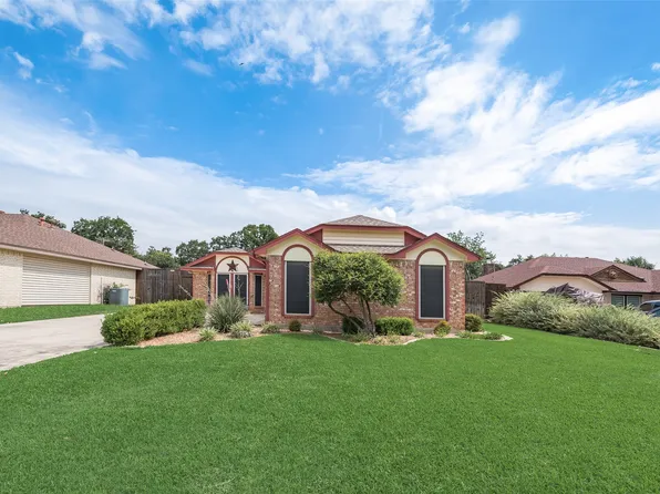 302 Manana Dr, Grand Prairie, TX 75050