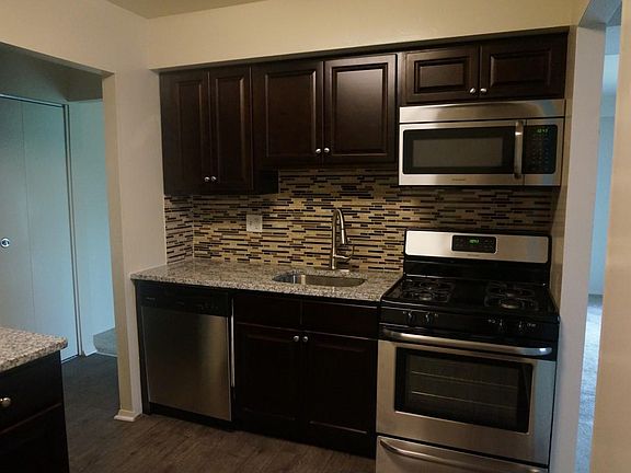4th image of 24 Brook Village Ct