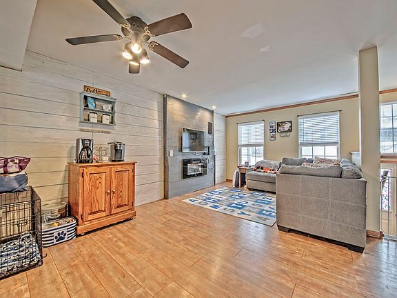 4th image of 303 E Victoria Cir