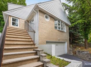 589 Ray Ave, Ridgefield, NJ 07657