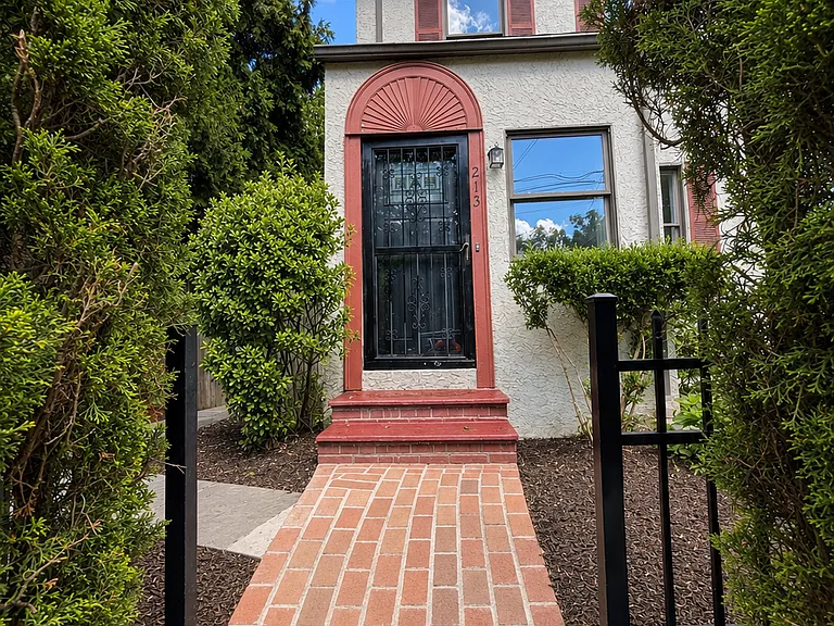 213 Vernon St — Photo 1