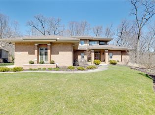 1261 Woodsview Dr, Akron, OH