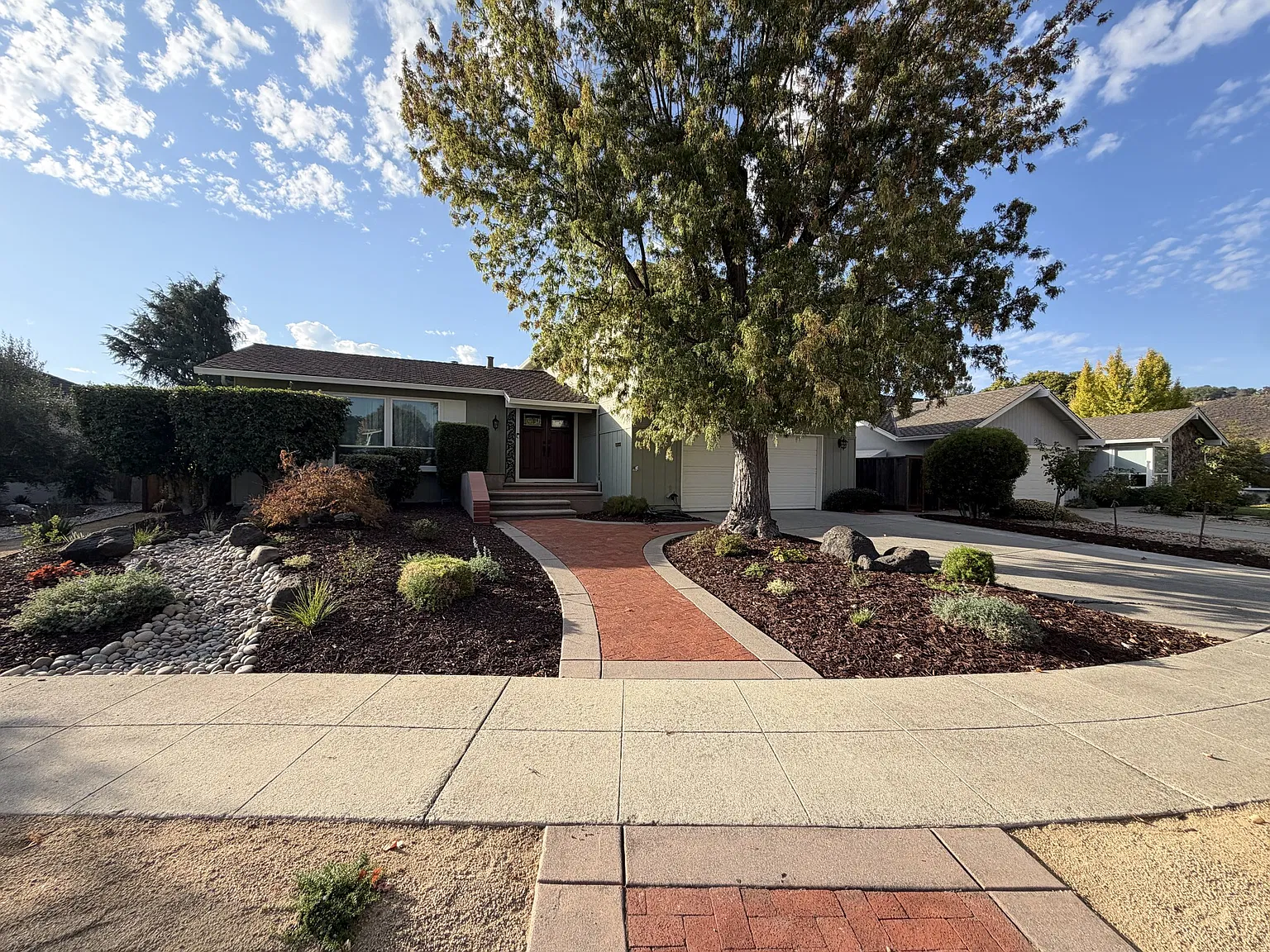 4 bed, 2.5 bath, 2240 sqft, $6,100 — Photo 4