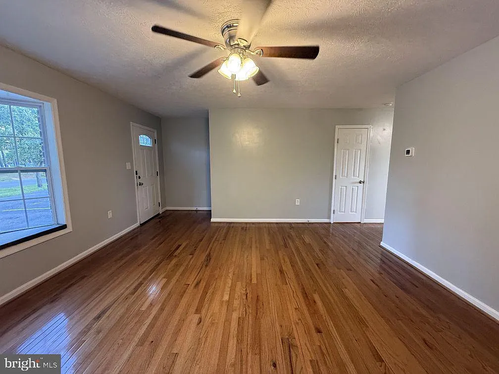 3 bed, 1.5 bath, 1200 sqft, $1,750 — Photo 3