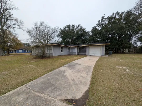 302 Bridal Wreath Ave, Orange, TX 77630